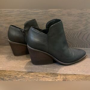 Lucky Brand size 8 women’s heeled ankle boots.